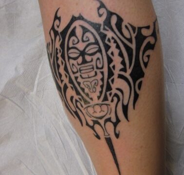 Tatouage maori de raie manta réalisé par un tatoueur à Aix-en-Provence