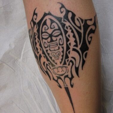 Tatouage maori de raie manta réalisé par un tatoueur à Aix-en-Provence