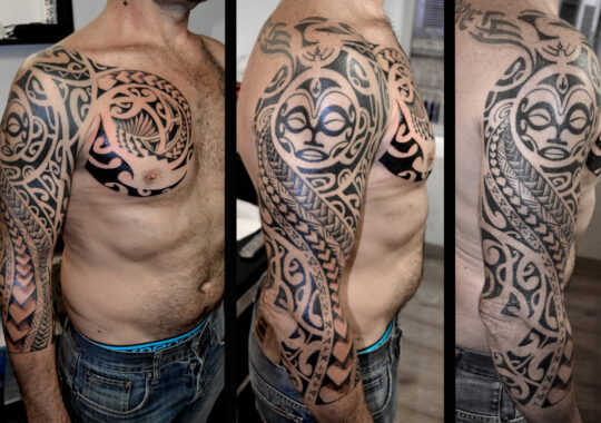 Tatouage maori polynésien sur le bras à Aix-en-Provence
