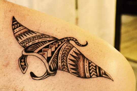 Tatouage maori de raie manta réalisé par un tatoueur à Aix-en-Provence