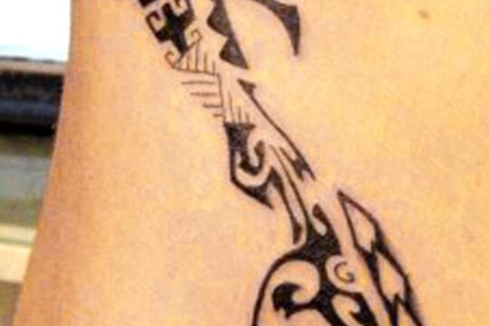 Tatouage maori de requin réalisé par un tatoueur à Aix-en-Provence