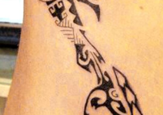Tatouage maori de requin réalisé par un tatoueur à Aix-en-Provence