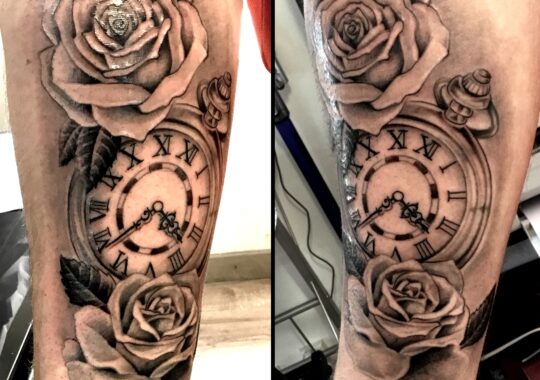 Tatouage réaliste de roses et de boussole