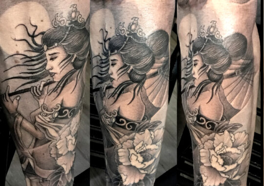 Tatouage réaliste de femme asiatique