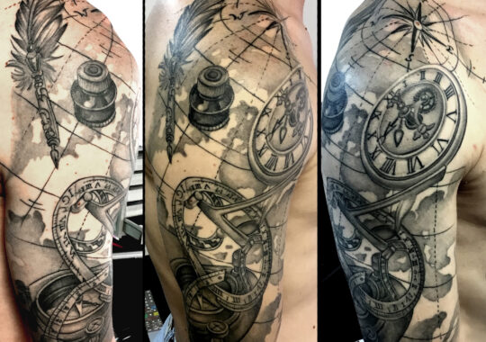 Tatouage réaliste de boussole et de carte