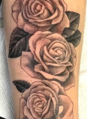 Tatouage réaliste de trois roses