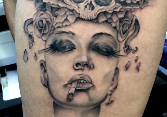 Tatouage réaliste de visage de femme