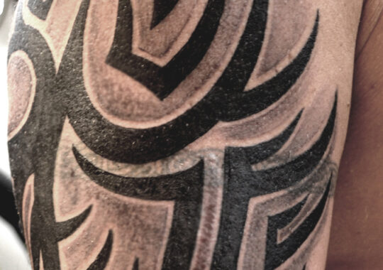 Tatouage tribal sur l'épaule