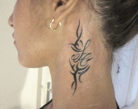 Tatouage tribal dans le cou