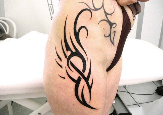 Tatouage tribal réalisé par un tatoueur à Aix-en-Provence