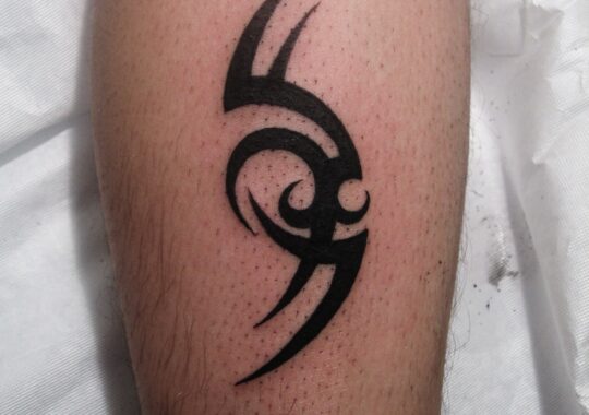 Tatouage tribal au mollet