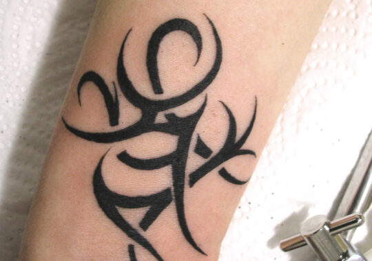 Tatouage tribal sur le poignet réalisé à Aix-en-Provence